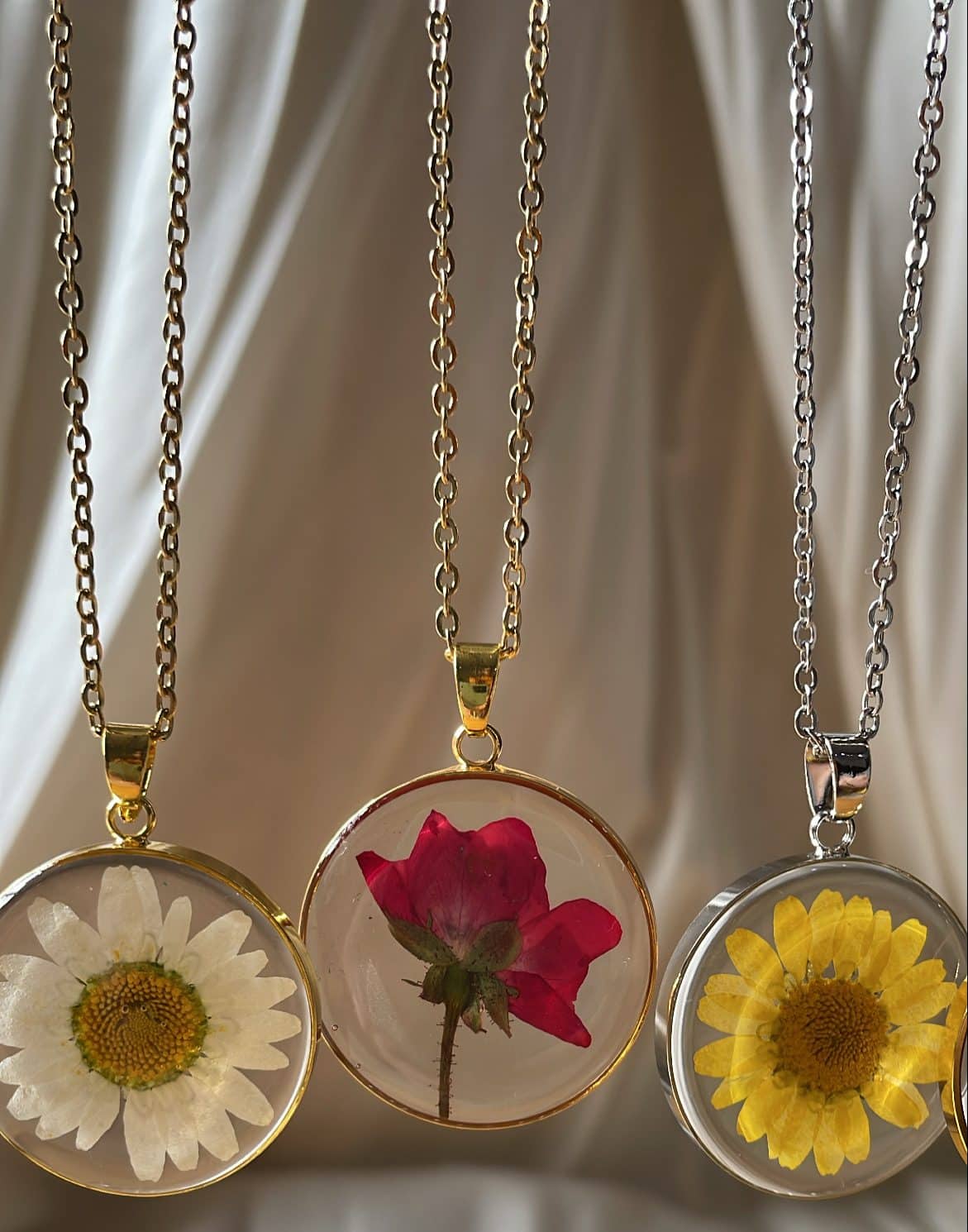 54D8B458-021D-4F69-ABE8-4907E783004E-e1692161442564-1.jpg Daisy necklace - Image 1