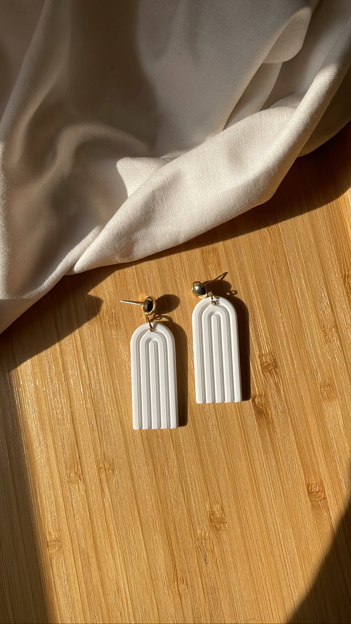 928CC166-3FE4-47FE-990F-EDA9A06F47FE-1.jpg Arched earrings - Image 1